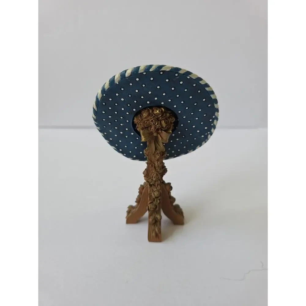 SANDY LYNAM CLOUGH COLLECT. SUZETTE DAISY BLUE STRIPE RESIN HAT WITH ROSE STAND